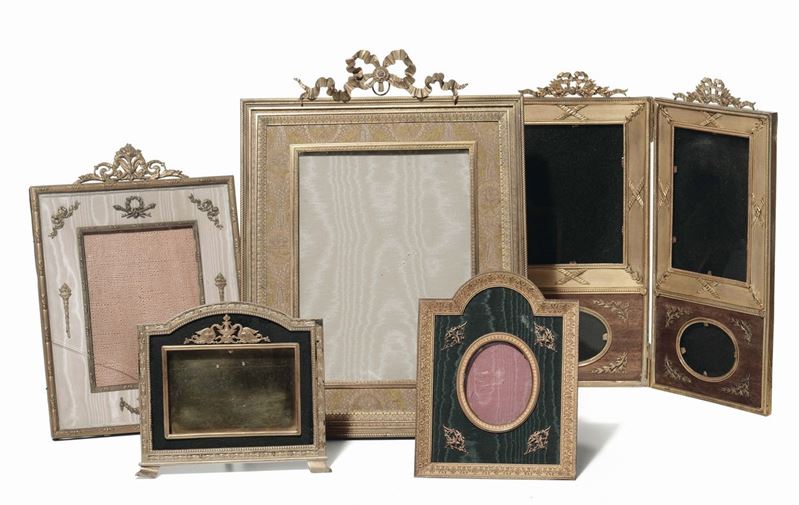 Cinque cornici porta foto in bronzo e stoffa  - Asta Antiquariato, Affidamenti da raffinate dimore private - Cambi Casa d'Aste