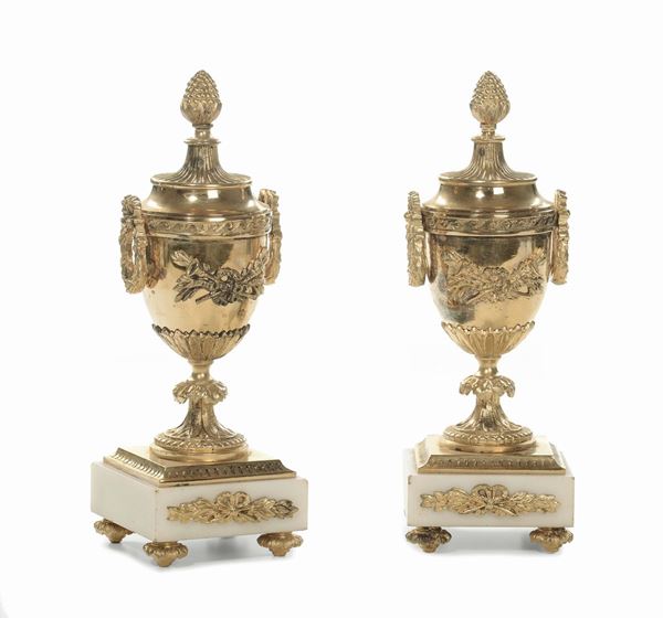 Coppia di vasetti di gusto neoclassico in bronzo dorato, XIX-XX secolo