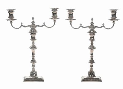 Coppia di Candelabri a Due Luci di Modello Inglese in Argento Sterling, Argentiere Fasano, Italia...