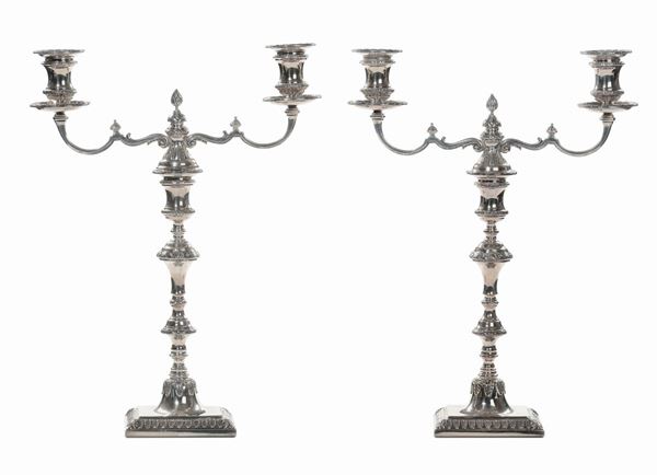 Coppia di candelabri a due luci di modello inglese in argento sterling, Argentiere Fasano, Italia XX secolo