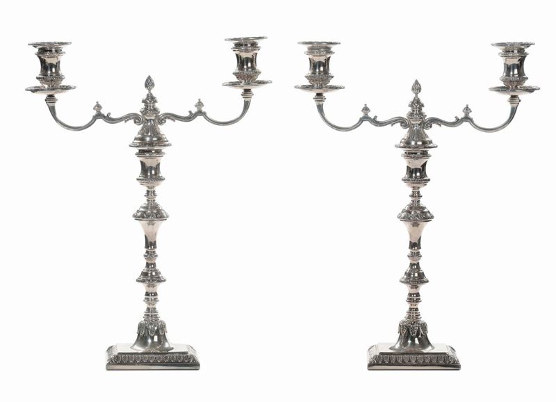 Coppia di candelabri a due luci di modello inglese in argento sterling, Argentiere Fasano, Italia XX secolo  - Asta Antiquariato, Affidamenti da raffinate dimore private - Cambi Casa d'Aste