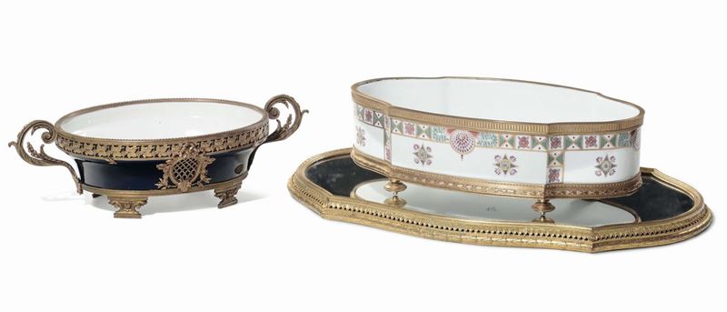 Due centrotavola diversi in porcellana con applicazioni di bronzi dorati, XIX secolo  - Auction Fine Arts from refined private house - Cambi Casa d'Aste