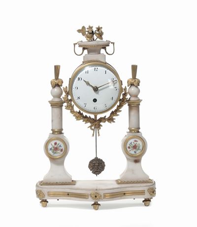 Pendola da Tavolo in Marmo Bianco e Bronzo Dorato, XIX Secolo