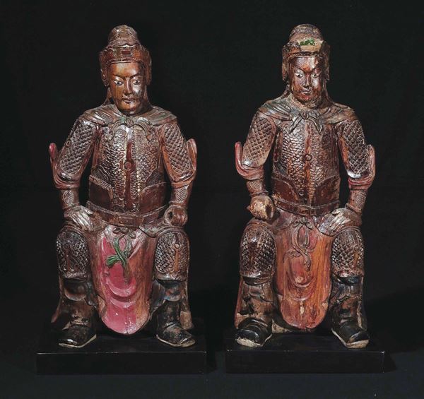 Due figure di dignitari con armatura seduti in legno intagliato, Cina, Dinastia Ming, XVII secolo
