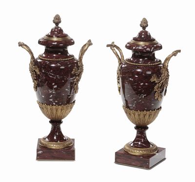 Coppia di Vasi in Marmo Rosso con Applicazioni Bronzo Dorato, XIX-XX Secolo