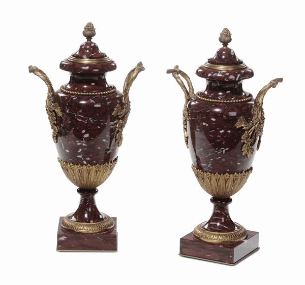Coppia di vasi in marmo rosso con applicazioni bronzo dorato, XIX-XX secolo