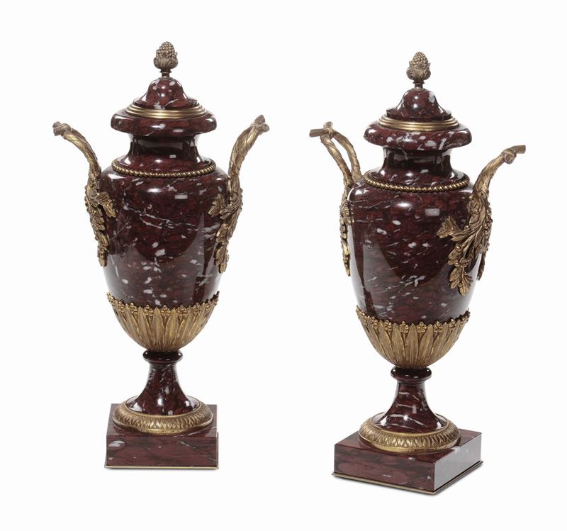 Coppia di vasi in marmo rosso con applicazioni bronzo dorato, XIX-XX secolo  - Auction Fine Arts from refined private house - Cambi Casa d'Aste