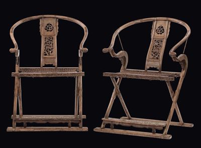 Coppia di Sedie in Legno di Homu Intagliato con Schienale e Poggia Piedi Decorati, Cina, Dinastia...