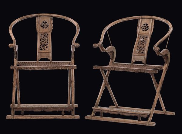 Coppia di sedie in legno di homu intagliato con schienale e poggia piedi decorati, Cina, Dinastia Qing, XIX secolo