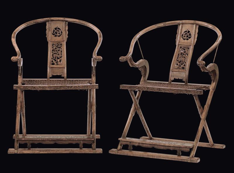 Coppia di sedie in legno di homu intagliato con schienale e poggia piedi decorati, Cina, Dinastia Qing, XIX secolo  - Asta Fine Chinese Works of Art - II - Cambi Casa d'Aste