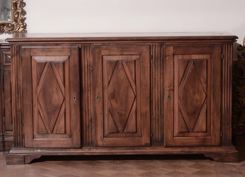 Credenza a tre ante pannellate  - Auction Fine Arts from refined private house - Cambi Casa d'Aste