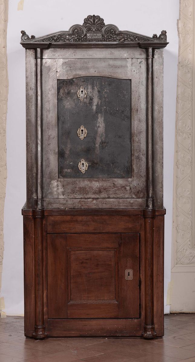 Cassaforte in legno e ferro  - Asta Antiquariato, Affidamenti da raffinate dimore private - Cambi Casa d'Aste