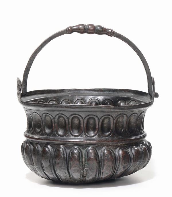 Bacile baccellato in rame, XVII secolo