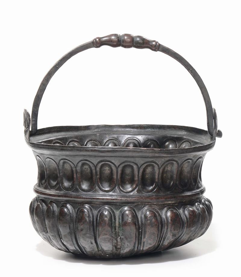Bacile baccellato in rame, XVII secolo  - Auction Fine Arts from refined private house - Cambi Casa d'Aste