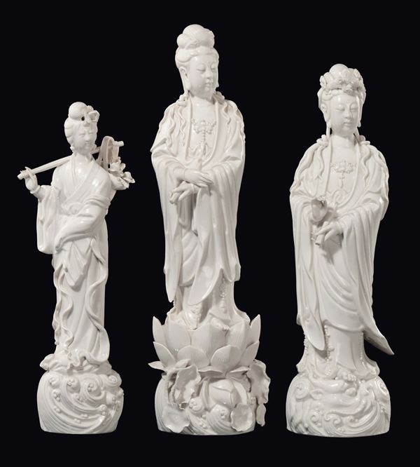 Lotto composto da tre Guanyin in porcellana Blanc de Chine, Cina, XX secolo
