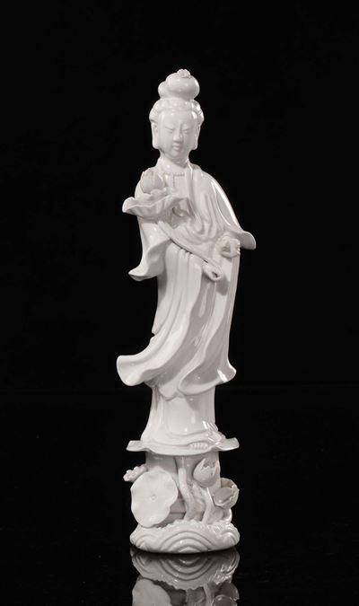 Figura di Guanyin con Fiore in Porcellana Blanc De Chine, Cina, XX Secolo