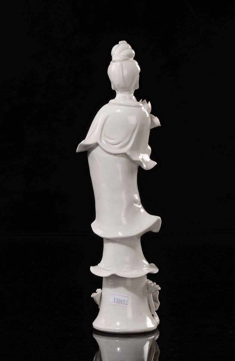 Figura di Guanyin con Fiore in Porcellana Blanc De Chine, Cina, XX Secolo