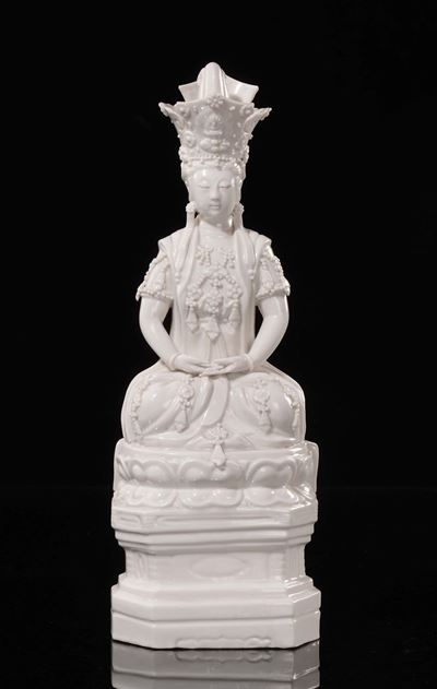 Figura di Guanyin Incoronata su Fiore di Loto in Porcellana Blanc De Chine, Cina, XX Secolo