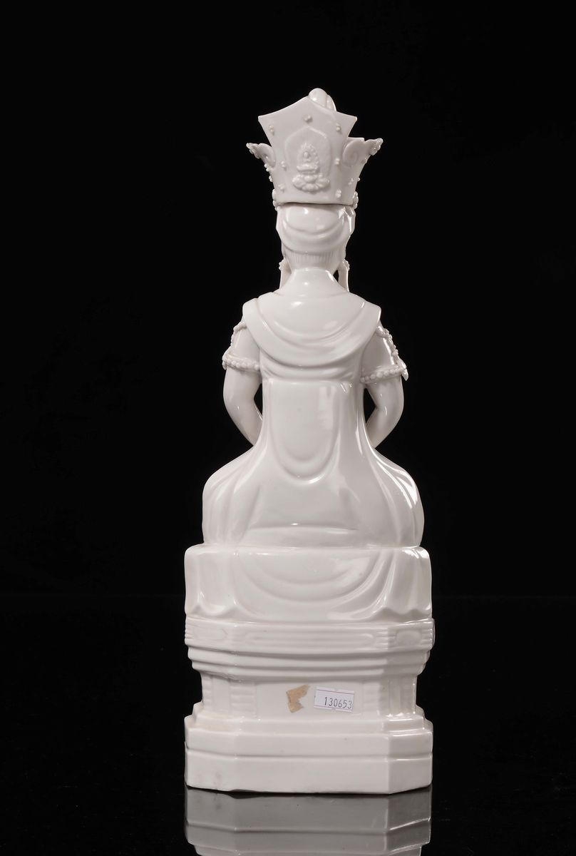 Figura di Guanyin Incoronata su Fiore di Loto in Porcellana Blanc De Chine, Cina, XX Secolo