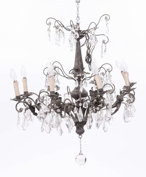 Lampadario a otto luci in metallo e cristalli