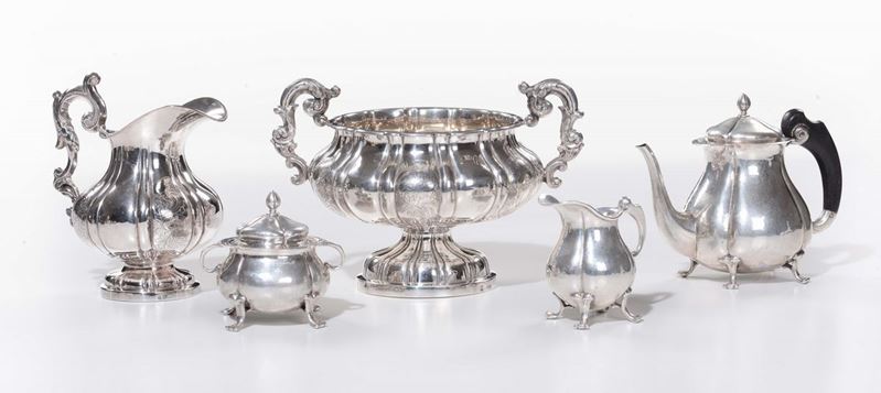 Lotto di cinque pezzi in argento diversi  - Asta Antiquariato, Affidamenti da raffinate dimore private - Cambi Casa d'Aste