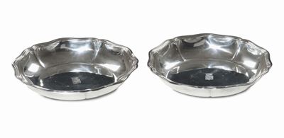 Coppia di Piatti Sagomati con Stemmi in Argento, Francia XIX-XX Secolo