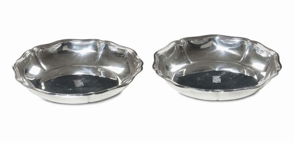 Coppia di piatti sagomati con stemmi in argento, Francia XIX-XX secolo