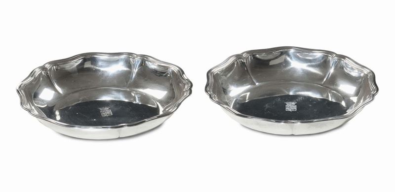 Coppia di piatti sagomati con stemmi in argento, Francia XIX-XX secolo  - Auction Fine Arts from refined private house - Cambi Casa d'Aste