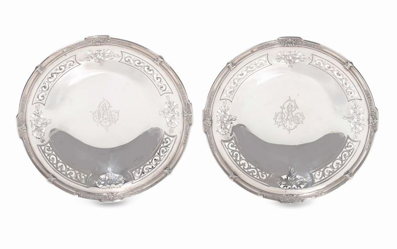 Coppia di piatti in argento con iniziali incise e bordo traforato, Francia XX secolo  - Asta Antiquariato, Affidamenti da raffinate dimore private - Cambi Casa d'Aste