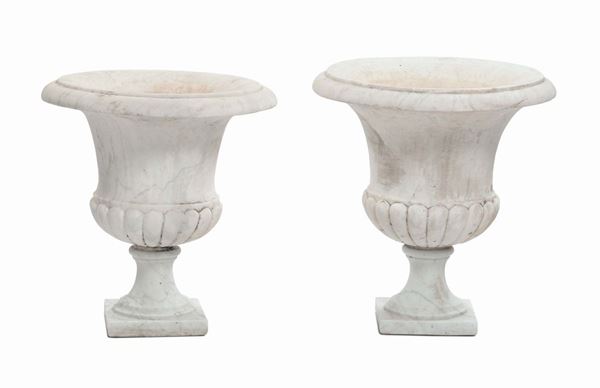 Coppia di vasi in marmo bianco scolpito, XIX secolo