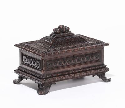Piccola Cassina in Legno Intagliato