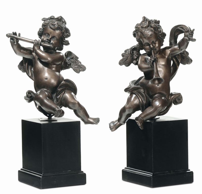 Coppia di putti musicanti in bronzo, Roma XVIII secolo  - Asta Antiquariato, Affidamenti da raffinate dimore private - Cambi Casa d'Aste