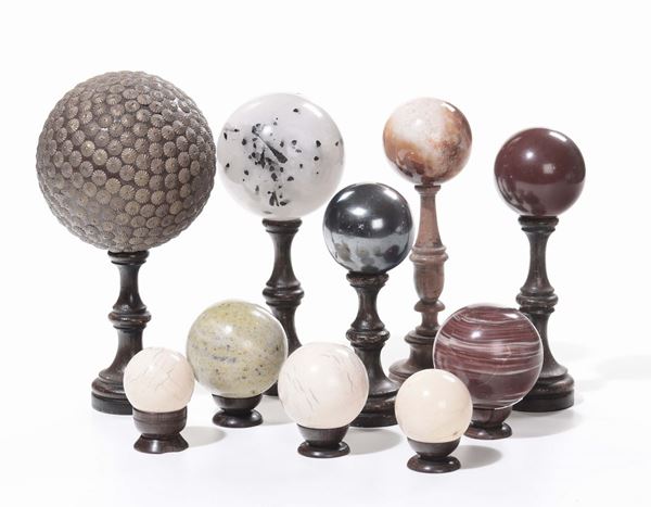 Dieci sfere in marmo e metallo