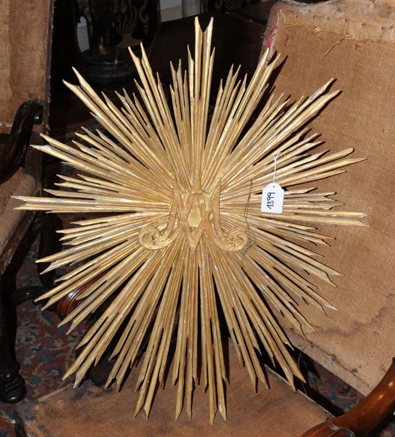 Raggiera in legno intagliato e dorato, XVIII secolo  - Asta Antiquariato, Affidamenti da raffinate dimore private - Cambi Casa d'Aste