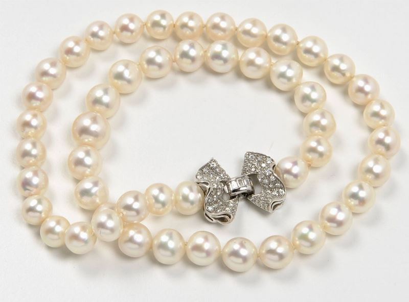 Collana composta da un filo di perle con fermezza in diamanti  - Asta Fine Jewels - I - Cambi Casa d'Aste