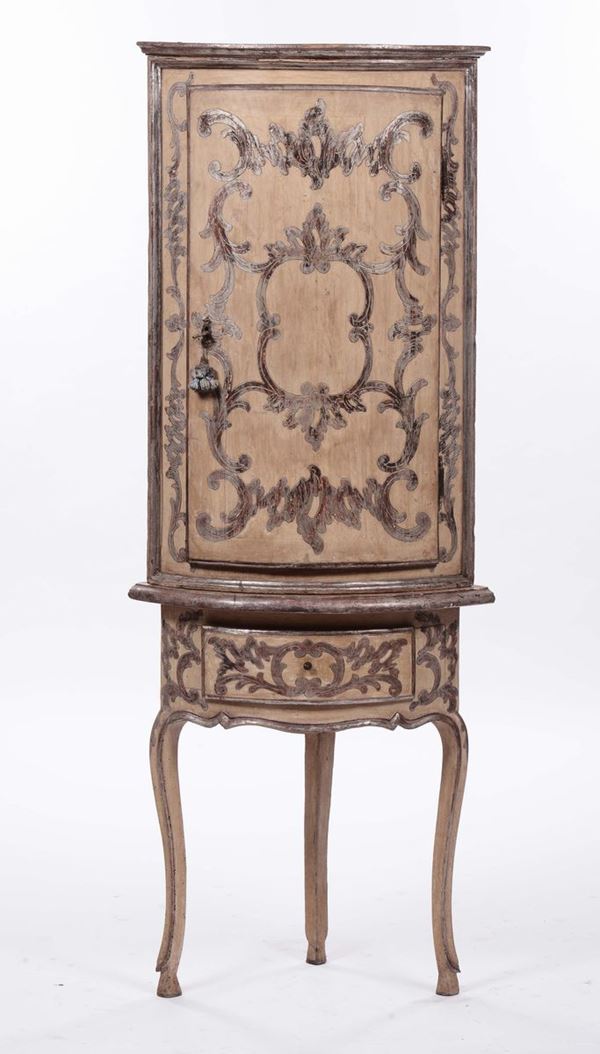 Angolare a due corpi in legno laccato, XVIII-XIX secolo