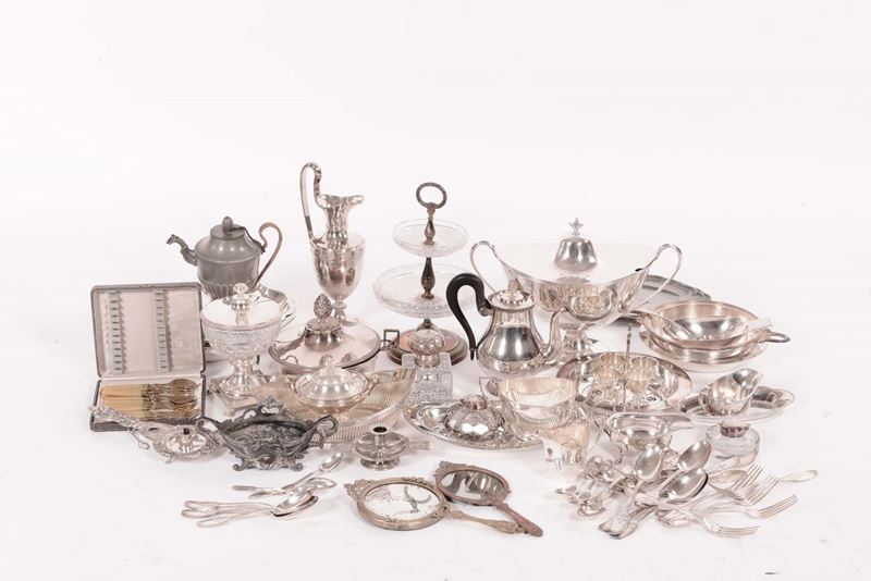 Lotto di oggetti in metallo argentato  - Asta Antiquariato, Affidamenti da raffinate dimore private - Cambi Casa d'Aste