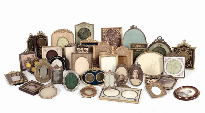 Lotto di cornicette in bronzo dorato e altri materiali  - Auction Fine Arts from refined private house - Cambi Casa d'Aste