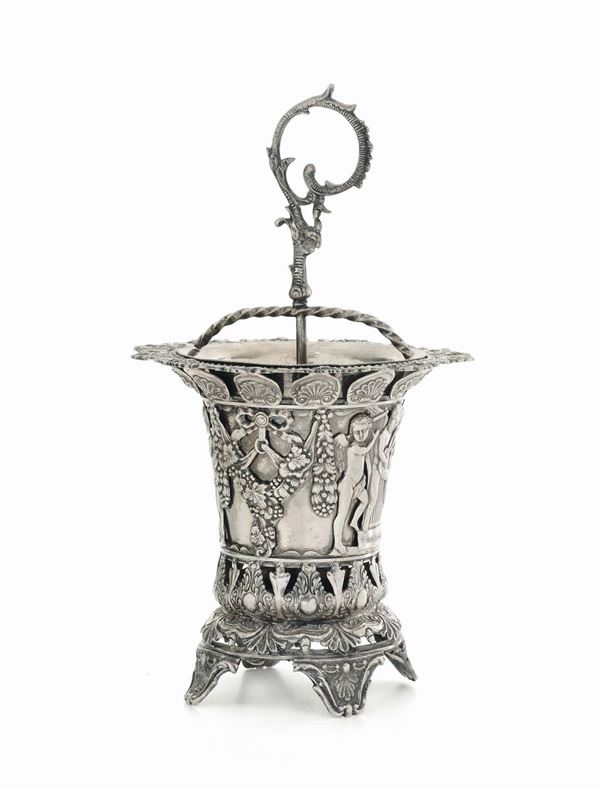 Cestino in argento fuso, ssbalzato e traforato, Napoli XIX secolo, Argentiere F.Manusso