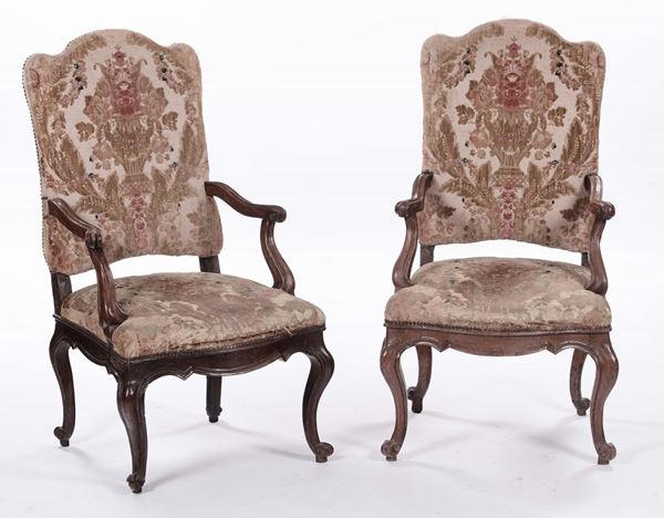 Coppia di poltrone Luigi XIV in noce,  XVIII secolo