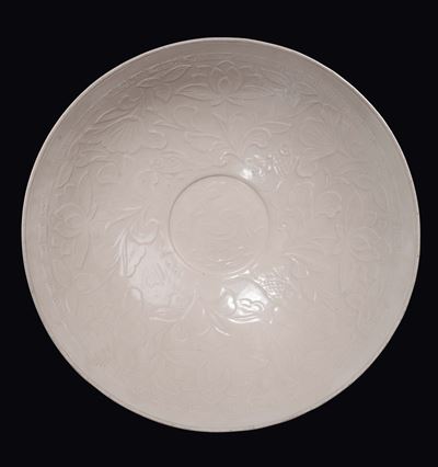 Piatto Ding, Cina, probabilmente Dinastia Song (960-1279), color avorio con ninfee a rilievo