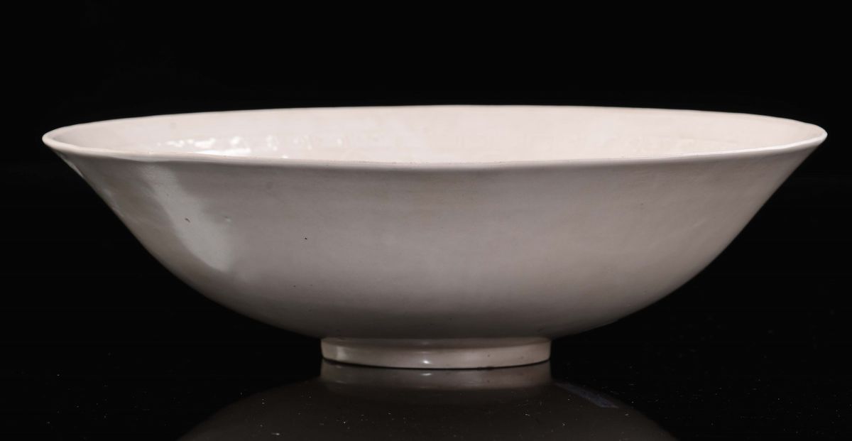 Piatto Ding, Cina, probabilmente Dinastia Song (960-1279), color avorio con ninfee a rilievo
