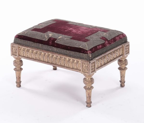 Panchetto poggiapiedi Luigi XVI in legno intagliato e dorato, XVIII secolo