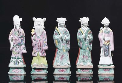 Lotto di Cinque Personaggi in Porcellana con Vesti Policrome, Due Dinitari e Tre Guanyin, Cina, D...
