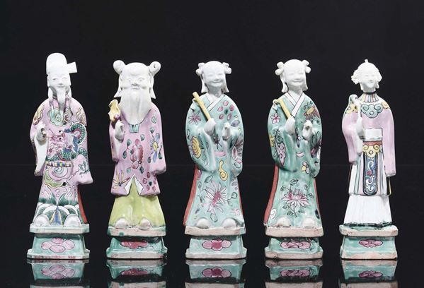 Lotto di cinque personaggi in porcellana con vesti policrome, due dinitari e tre Guanyin, Cina, Dinastia Qing, XVIII secolo
