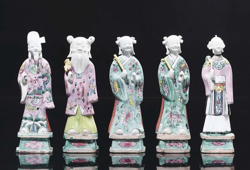 Lotto di cinque personaggi in porcellana con vesti policrome, due dinitari e tre Guanyin, Cina, Dinastia Qing, XVIII secolo  - Asta Chinese Works of Art - Cambi Casa d'Aste
