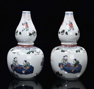 Coppia di Vasi in Porcellana Policroma a Doppia Zucca con Personaggi, Cina, Dinastia Qing, XIX Se...