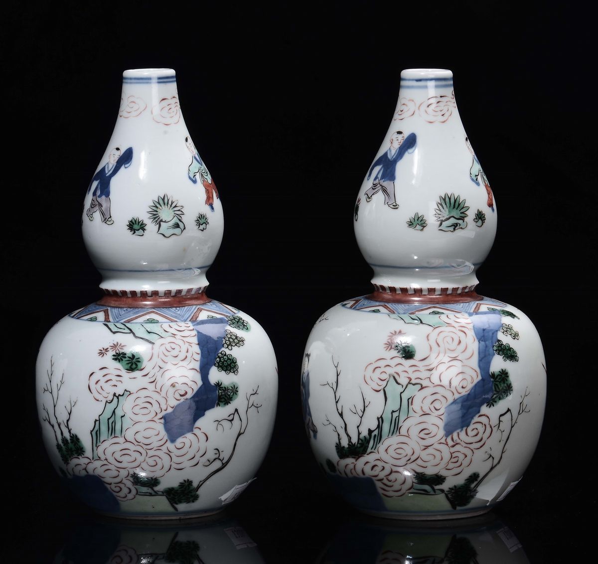 Coppia di Vasi in Porcellana Policroma a Doppia Zucca con Personaggi, Cina, Dinastia Qing, XIX Se...