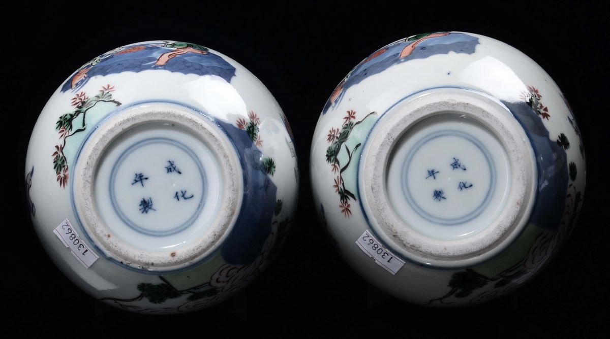 Coppia di Vasi in Porcellana Policroma a Doppia Zucca con Personaggi, Cina, Dinastia Qing, XIX Se...