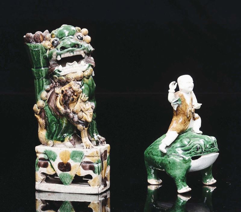 Due sculture in porcellana policroma raffiguranti cane di Pho e ranocchio con fanciullo, Cina, Dinastia Qing, epoca Kangxi (1662-1722)  - Asta Chinese Works of Art - Cambi Casa d'Aste